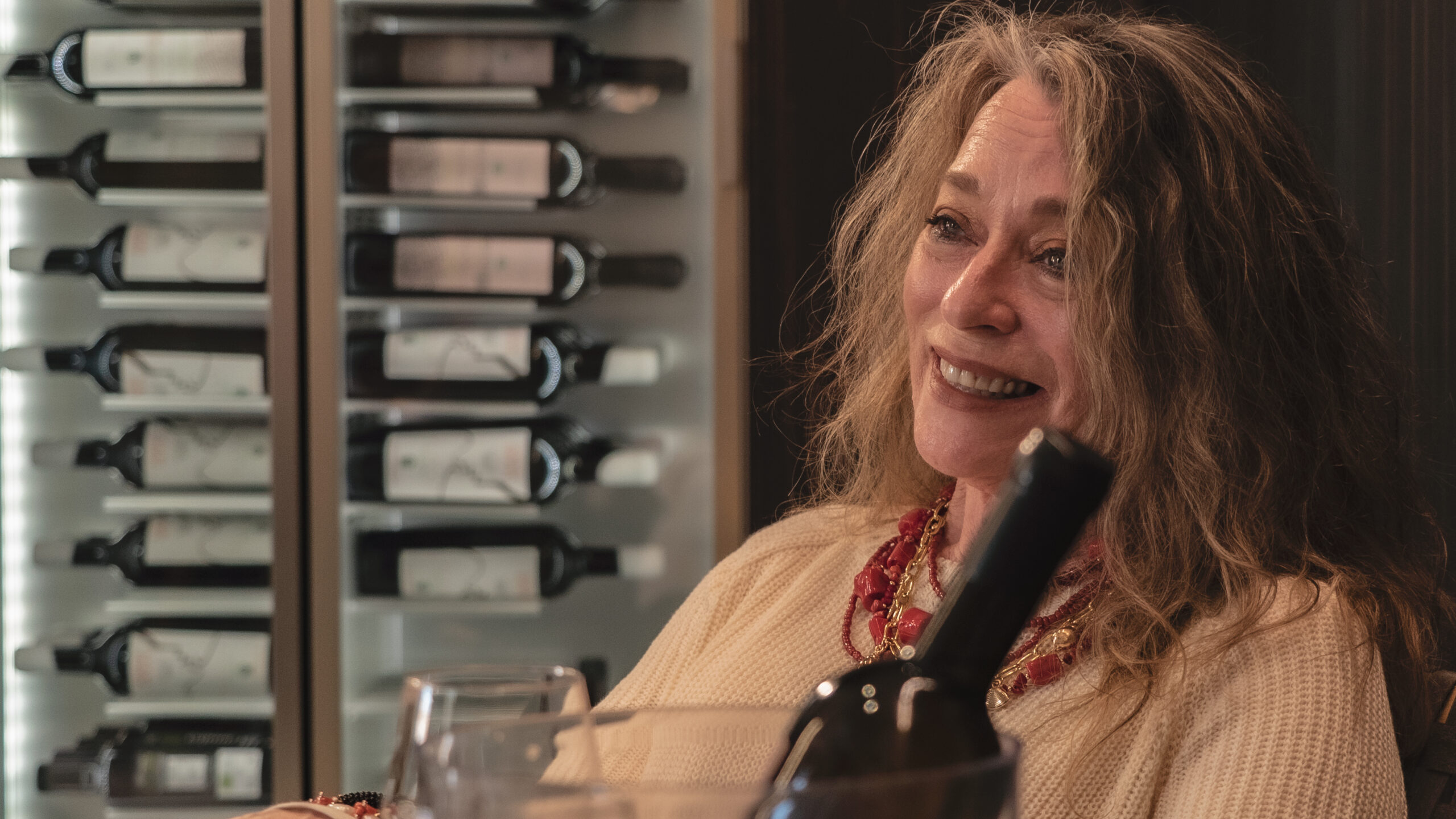 donna con vini Mannirà Bio in enoteca